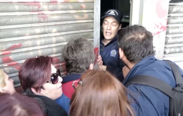 Μικροένταση επικράτησε στη συγκέντρωση καθαριστριών έξω από το Υπ.Εργασίας