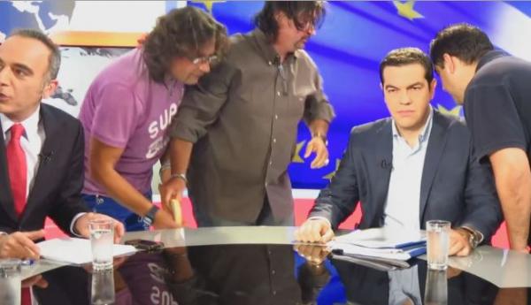 Στο στούντιο της ΕΡΤ: Η προετοιμασία της συνέντευξης του πρωθυπουργού