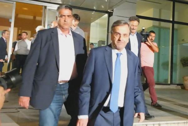 Ο Αντ.Σαμαράς αναχωρεί από τα γραφεία της Νέας Δημοκρατίας μετά την παραίτηση