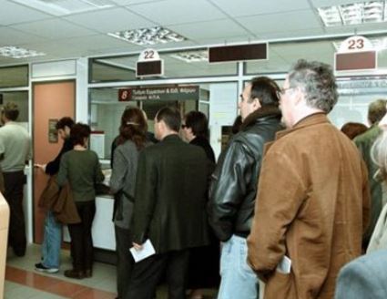 Τεράστιες ουρές και ταλαιπωρία στις εφορίες
