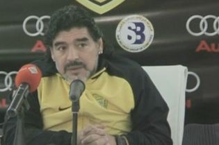 Ο Μαραντόνα αυτοπροτάθηκε στα Ηνωμένα Αραβικά Εμιράτα