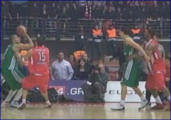 Ο Ολυμπιακός νίκησε (78-77) τον Παναθηναϊκό στο ΣΕΦ