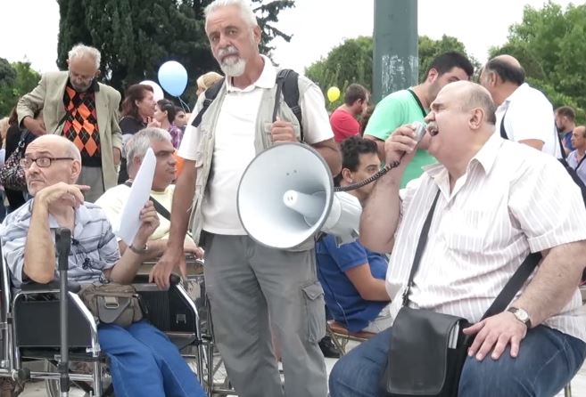 Συγκέντρωση στην πλατεία Συντάγματος από γονείς και εκπαιδευτικούς για την Ειδική Αγωγή