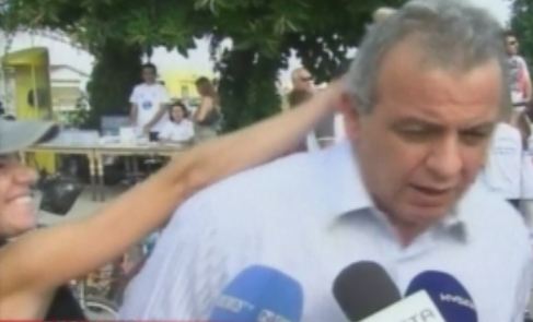 Έριξαν αυγά κατά του υφυπουργού Μανόλη Όθωνα