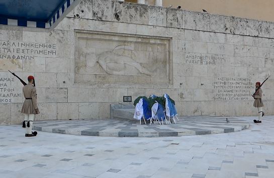 71 χρόνια από την απελευθέρωση της Αθήνας – Κατάθεση στεφάνων στον Άγνωστο Στρατιώτη