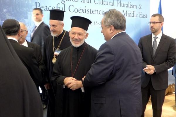 Στιγμιότυπα από τις κατ’ ιδίαν συνομιλίες στο διαθρησκευτικό συνέδριο για την Μέση Ανατολή του ΥΠΕΞ