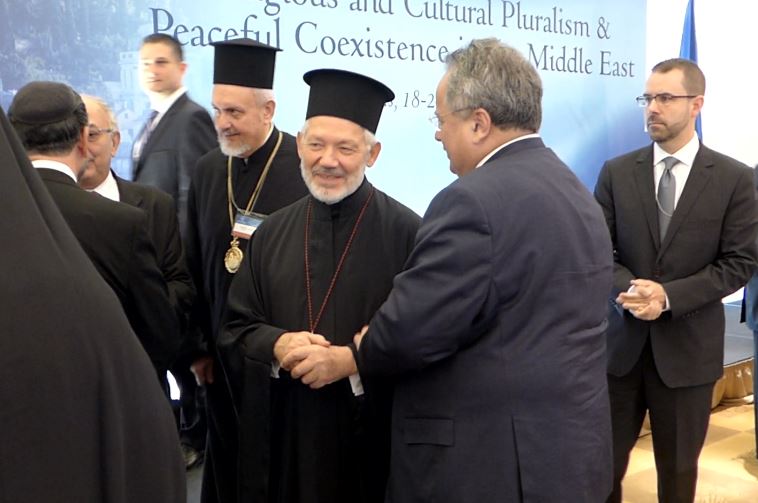 Στιγμιότυπα από τις κατ’ ιδίαν συνομιλίες στο διαθρησκευτικό συνέδριο για την Μέση Ανατολή του ΥΠΕΞ