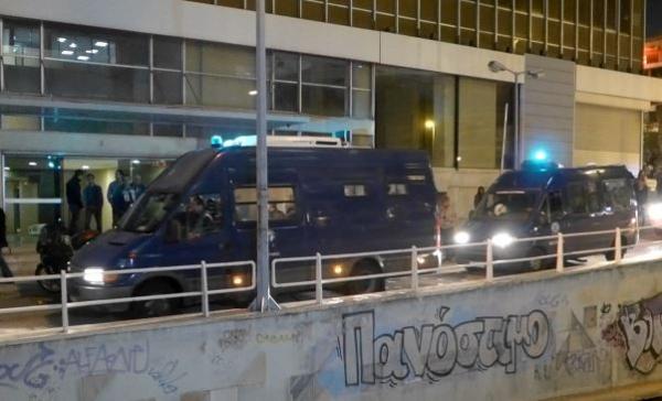 19 μέλη της αναρχικής ομάδας «Ρουβίκωνας», προσάγονται μετά την κατάληψη στα γραφεία των ΑΝΕΛ