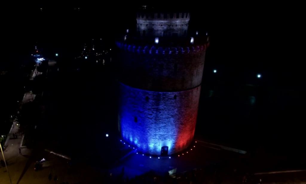 Ο Λευκός Πύργος στην Θεσσαλονίκη φωτίστηκε στα εθνικά χρώματα της Γαλλίας