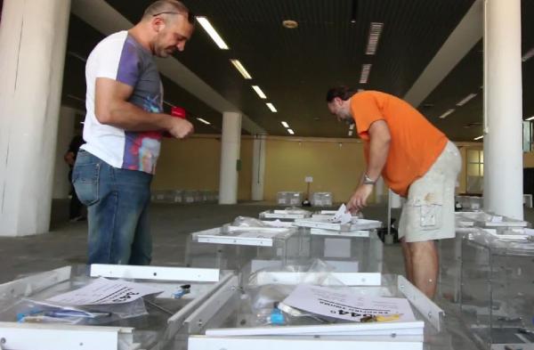 Ετοιμάζονται οι κάλπες και τα ψηφοδέλτια για το δημοψήφισμα, σε κτίριο της Έκθεσης Θεσσαλονίκης