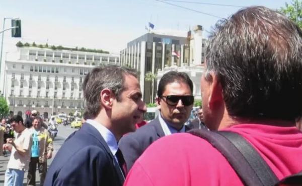 Τετ-α-τετ συμβασιούχων πυροσβεστών και Κυριάκου Μητσοτάκη έξω από την Βουλή