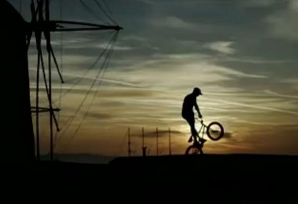 Ο Πάνος Μανάρας σε νέες bmx περιπέτειες στο Αιγαίο