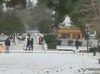 Στα «λευκά» του χιονιά ντύθηκε η Θεσσαλονίκη