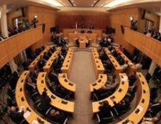 Ψηφοφορία-θρίλερ στην κυπριακή Βουλή για το «κούρεμα» των καταθέσεων