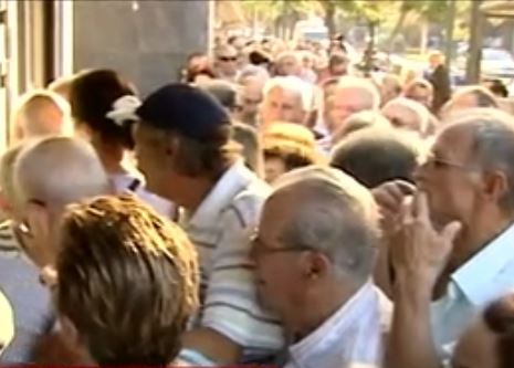 Τράπεζες: Ένταση μεταξύ πολιτών, για τα 300 ευρώ της εβδομάδας