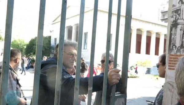 Έκλεισε η πύλη του Πολυτεχνείου – Ο Σύλλογος Φοιτητών στην κεφαλή της πορείας