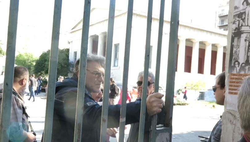 Έκλεισε η πύλη του Πολυτεχνείου – Ο Σύλλογος Φοιτητών στην κεφαλή της πορείας