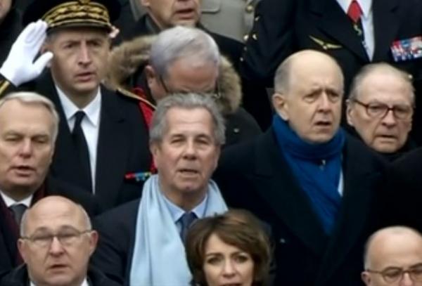 Το Παρίσι τιμά τα θύματα των επιθέσεων, «θα διαλύσουμε τον στρατό φανατικών»