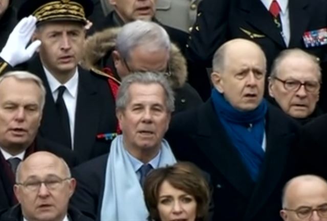 Το Παρίσι τιμά τα θύματα των επιθέσεων, «θα διαλύσουμε τον στρατό φανατικών»