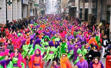 Ξέφρενο κέφι και χορός στις αποκριάτικες παρελάσεις ανά τη χώρα