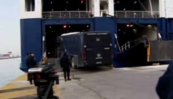 Πειραιάς: 150 παράτυποι μετανάστες μεταφέρθηκαν από το καράβι στο κέντρο κράτησης