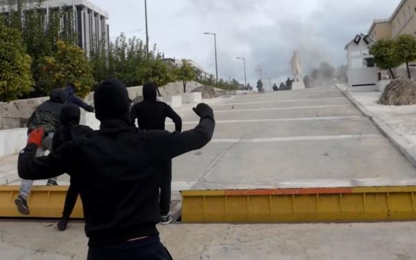 Επεισόδια με μολότοφ μετά τη λήξη της μαθητικής πορείας