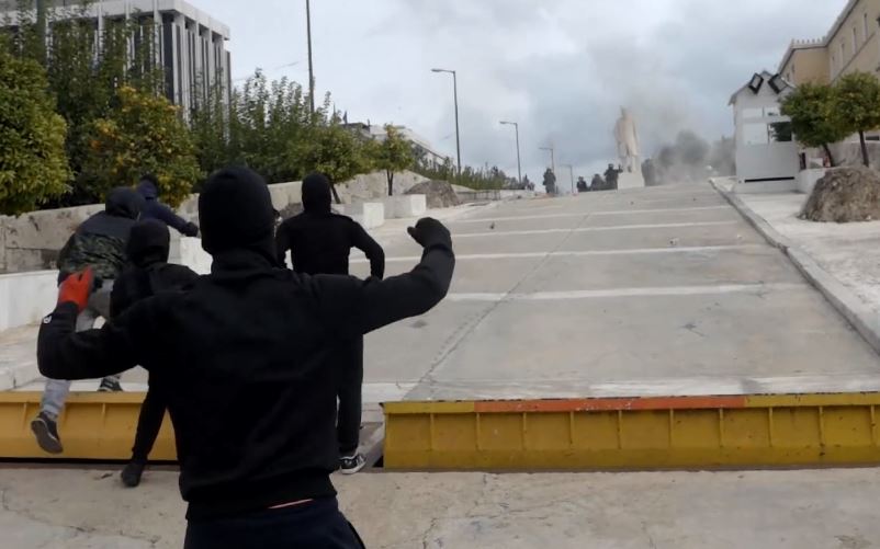 Επεισόδια με μολότοφ μετά τη λήξη της μαθητικής πορείας