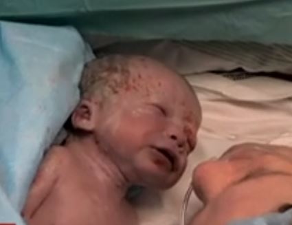 Γέννησε με τη μήτρα της μητέρας της