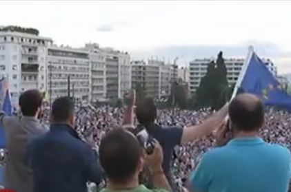 «Μένουμε Ευρώπη!»: Χιλιάδες διαδηλωτές κατέκλυσαν χθες το Σύνταγμα