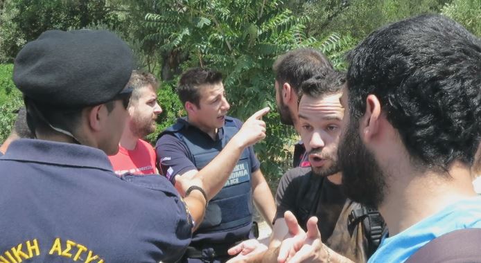 Η αστυνομία απέτρεψε τη νεολαία του ΣΥΡΙΖΑ να αναρτήσει πανό στην Ακρόπολη