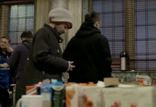 Ο Ράιαν Γκιγκς και ο Γκάρι Νέβιλ φιλοξενούσαν άστεγους σε ιστορικό κτίριο του Μάντσεστερ