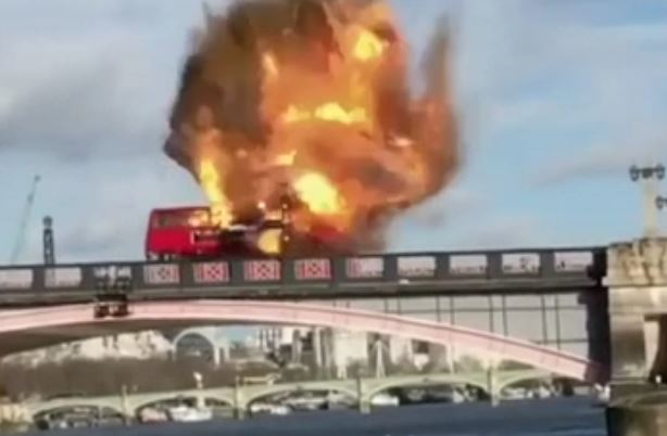 Λονδίνο: Ανατίναξαν λεωφορείο σε γύρισμα ταινίας