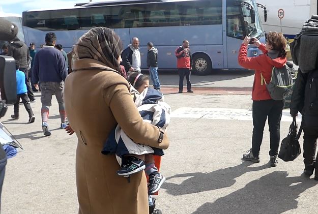 Πειραιάς: Με λεωφορεία αναχώρησαν οι πρόσφυγες για καταλύματα σε Λάρισα και Τρίκαλα