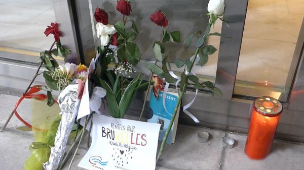 Λουλούδια έξω από την πρεσβεία του Βελγίου