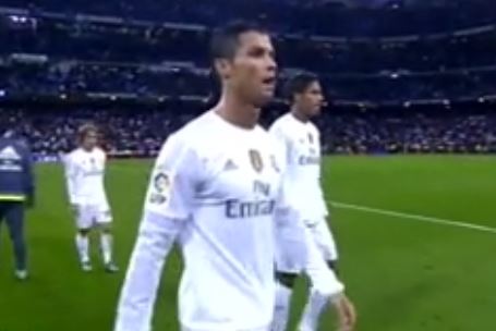 Ο Ράφα Μπενίτεθ παραμένει στη θέση του παρά τη συντριβή από τη Μπαρτσελόνα