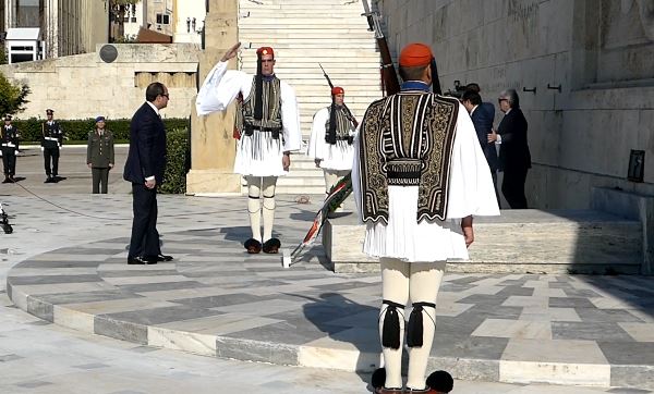 Κατάθεση στεφάνου στο μνημείο του Αγνώστου Στρατιώτη ο πρόεδρος της Αιγύπτου