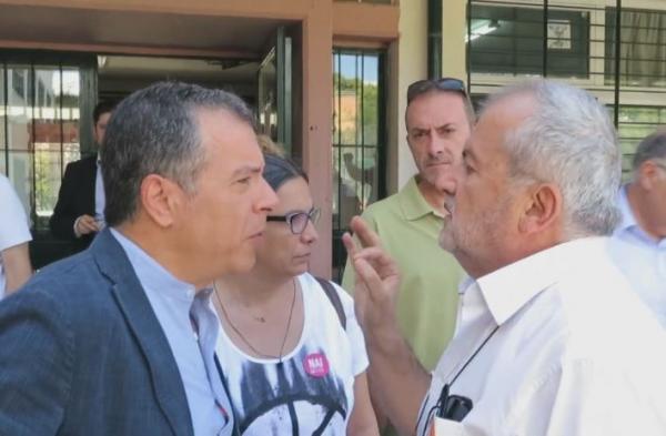 Φραστικό επεισόδιο κατά Θεοδωράκη έξω από την κάλπη