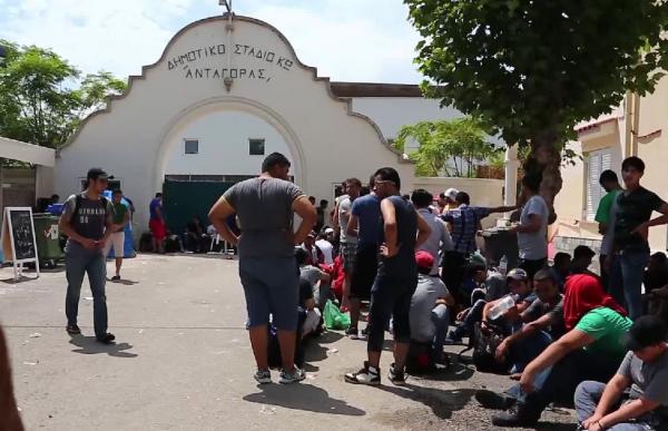 Πρόσφυγες βρίσκονται έξω από το δημοτικό στάδιο «Ανταγόρας», στην Κω