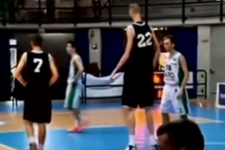 Μπάσκετ: Με ύψος 2.29 ένας 15χρονος ρουμάνος τραβά επάνω του όλα τα βλέμματα