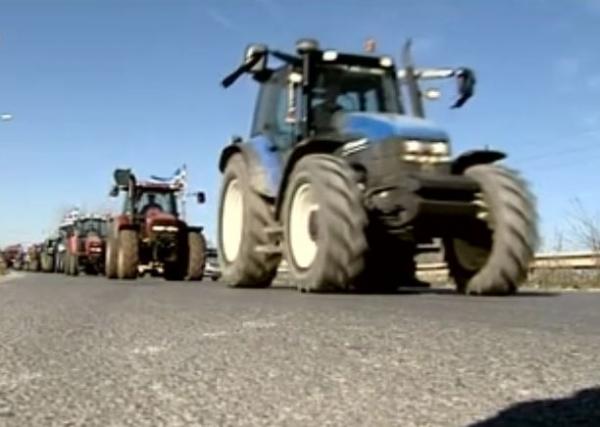 Αμετακίνητοι οι αγρότες, απειλήθηκαν επεισόδια στο Μπράλο