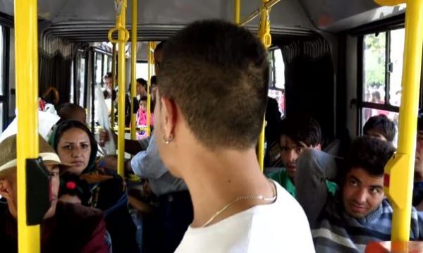 Η μεταφορά των προσφύγων από την Πλατεία Βικτωρίας, με λεωφορεία