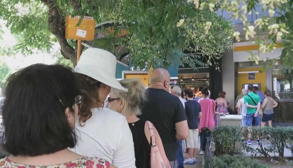 Ουρές στις τράπεζες – Τι λένε οι συνταξιούχοι