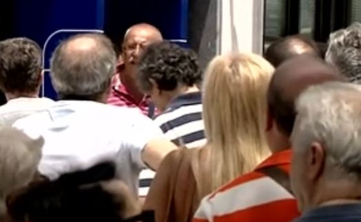 Συνταξιούχοι: Αναστάτωση από το σχέδιο για υποχρεωτικές συναλλαγές με κάρτες