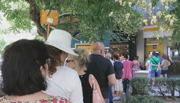 Ουρές στις τράπεζες – Τι λένε οι συνταξιούχοι