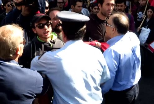 Ένταση μεταξύ αντιρατσιστικών οργανώσεων και κατοίκων στην Πλ.Βικτωρίας