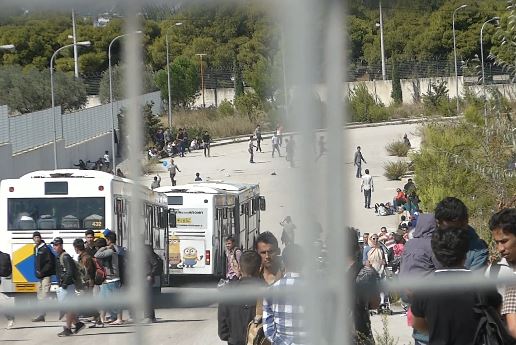 Η άφιξη με αστικά λεωφορεία των προσφύγων στο κλειστό γήπεδο του Γαλατσίου