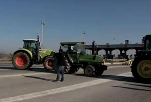 Στα μπλόκα παραμένουν οι αγρότες, κλείνουν δρόμους και τελωνεία