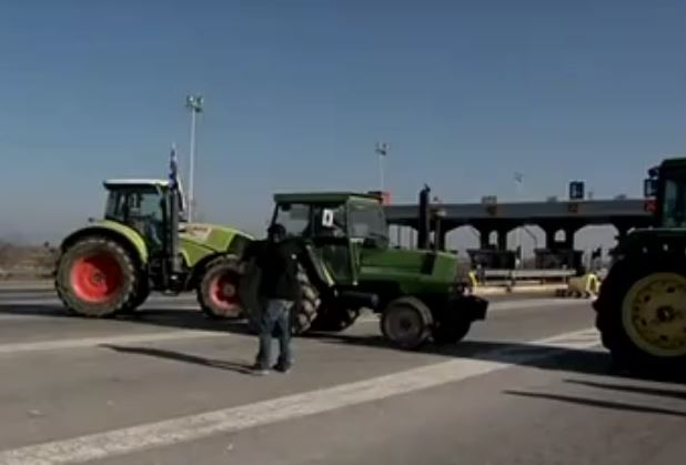 Στα μπλόκα παραμένουν οι αγρότες, κλείνουν δρόμους και τελωνεία