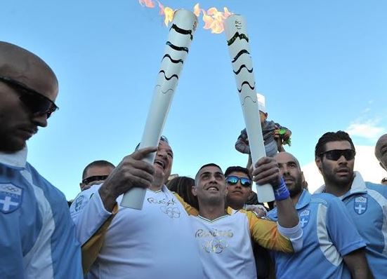 Πρόσφυγας με κινητικά προβλήματα μετέφερε τη φλόγα των Ολυμπιακών Αγώνων