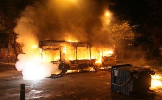 Πεδίο μάχης τα Εξάρχεια. Αντιεξουσιαστές έκαψαν λεωφορείο και τρόλεϊ